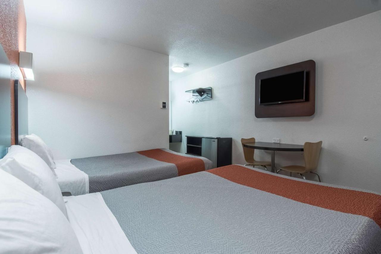 Motel 6 Bakersfield Exterior photo